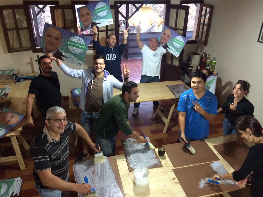 juancosta84's tweet photo. Tremendo equipo. ¡Vamos Chavero carajo! #NuevosDesafios #VivaPeron #ClaudioChavero2015 ✌️
@claudio_chavero http://t.co/SSRVa0ZQx3