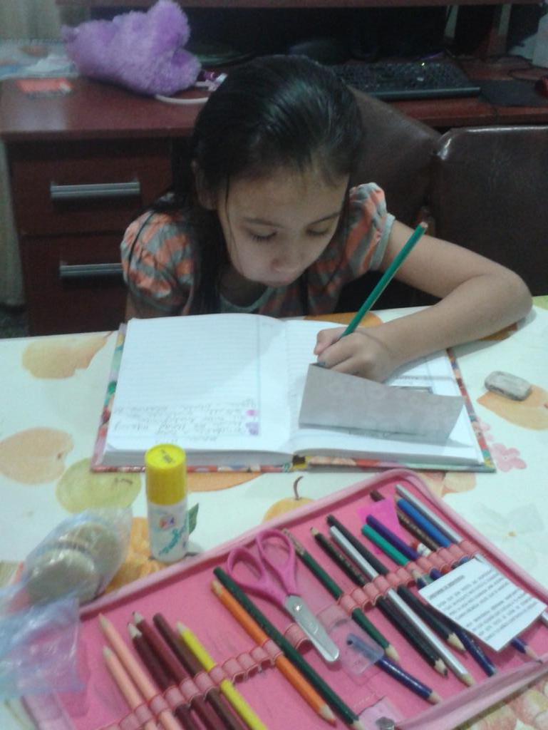 AyleenLindemann's tweet image. Gajes del oficio #Beingmom #Doinghomework