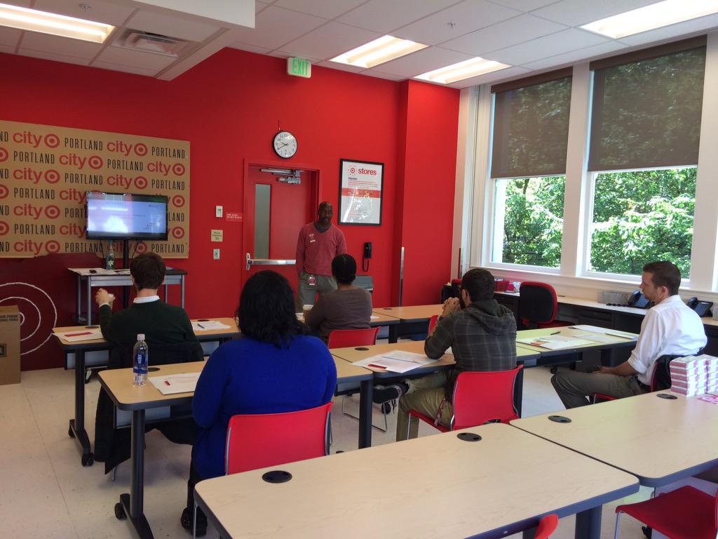 Vinc educating our new team members on service in orientation! <a href="/VincsonGreen/">Vincson Green</a> @AngelinaLusetti <a href="/OstromOSU/">Amy Ostrom</a>