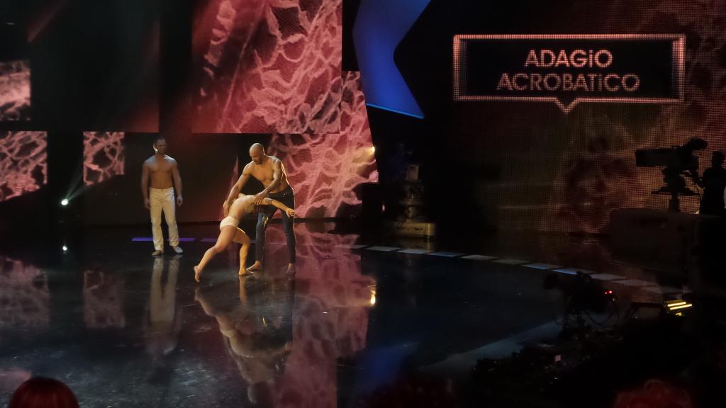 SipuofareRai's tweet photo. .@Amas76A presenta l'adagio acrobatico! #SiPuoFare #live http://t.co/O20SPH507H