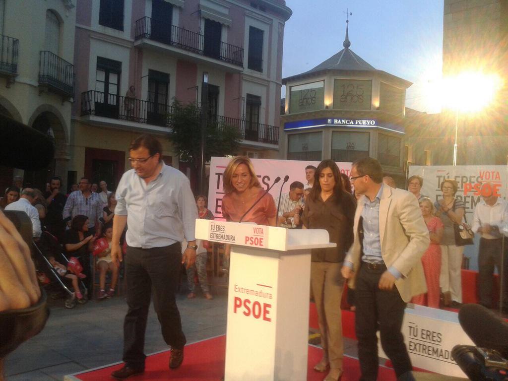 Gracias <a href="/PsoeVvaSerena/">PSOE Villanueva de la Serena</a> <a href="/GFVara/">Guillermo Fdez Vara</a> @magallardovva x tanto afecto! El #24M Extremadura y Villanueva d Serena, socialistas!