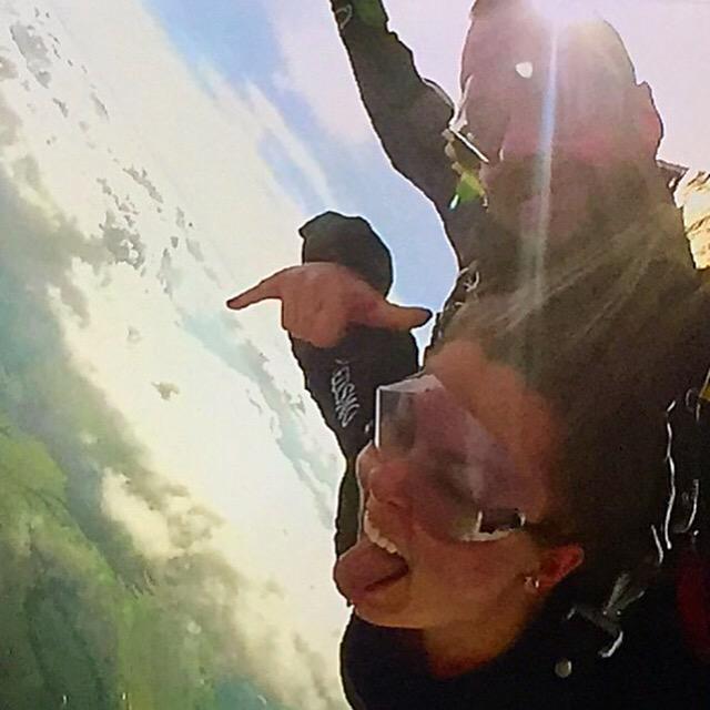 ThaynaFiori's tweet image. Uma vez que você pode sentir o céu você vê como pequeno o mundo inteiro é #paraquedas #euquerodenovo #melhorsensção