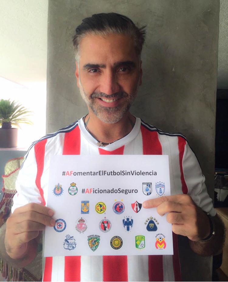 alexoficial's tweet photo. Pagando apuesta, pero más importante #AFomentarElFutbolSinViolencia #AFicionadoSeguro @jorgevergara @Chivas @atlasfc http://t.co/LcvyymyVIC