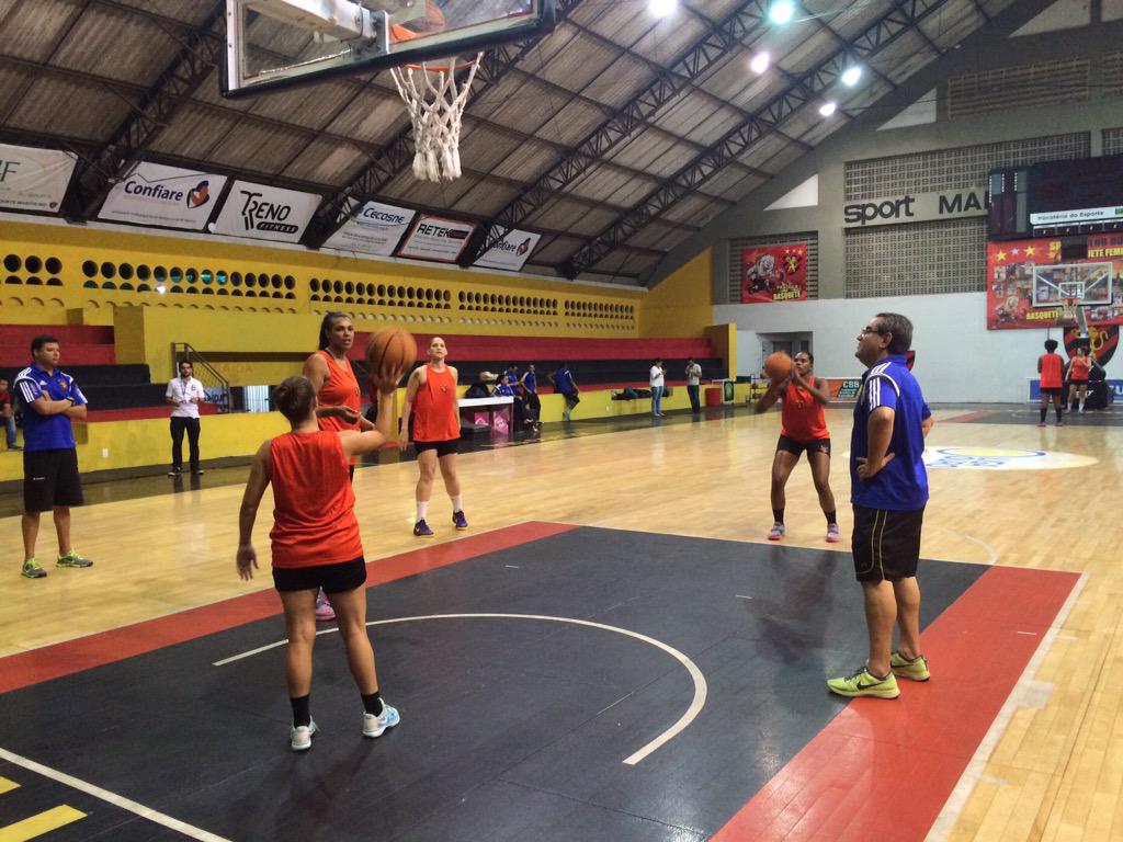 BasqueteSCR's tweet photo. Início do primeiro treino com bola, das Leoas. http://t.co/yuRCHvz8LZ