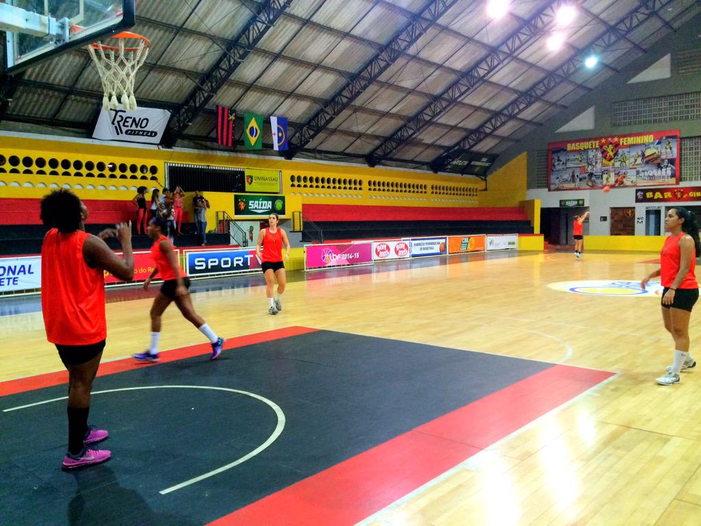 BasqueteSCR's tweet photo. Início do primeiro treino com bola, das Leoas. http://t.co/yuRCHvz8LZ