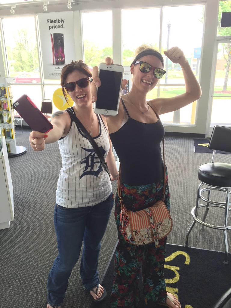LoSprint's tweet photo. 2 happy customers flexin with their new iPhone 6's 😏 @SprintNERegion @Sprintinfo @bkraft07 @Fast_teamJC http://t.co/ssXah5fVGS