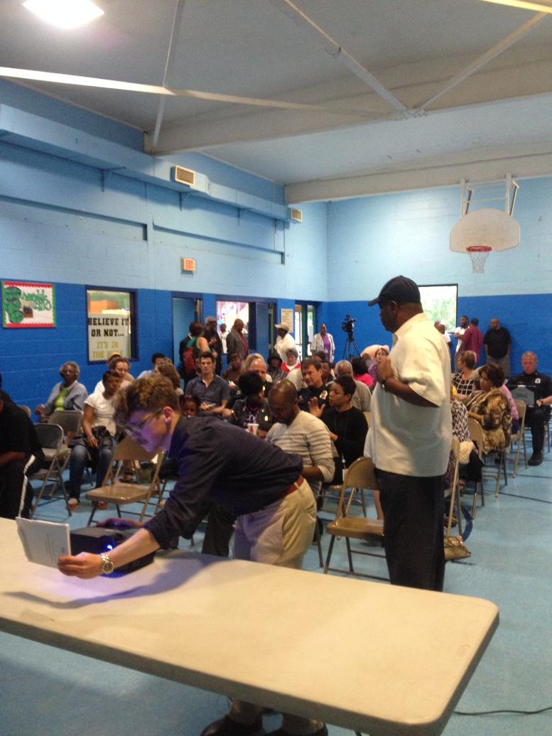 cortelise's tweet photo. CDOT about to start ped action plan mtg. Lots of folks excited about walking in #CHA @Chattanooga_gov http://t.co/uqoHB97R8G