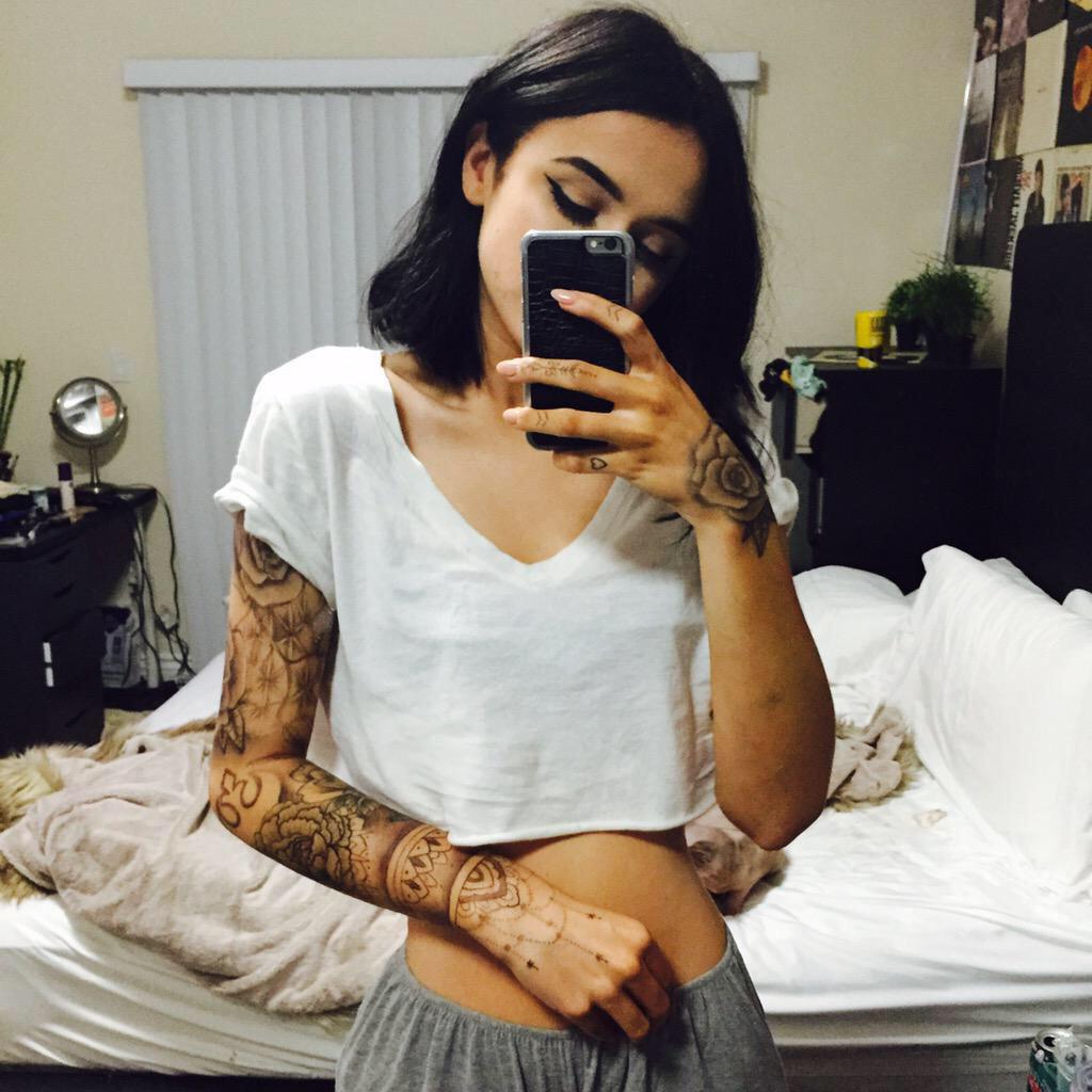 BaddiesBoss's tweet photo. @AcaciaBrinley http://t.co/C7jVIEHkPj