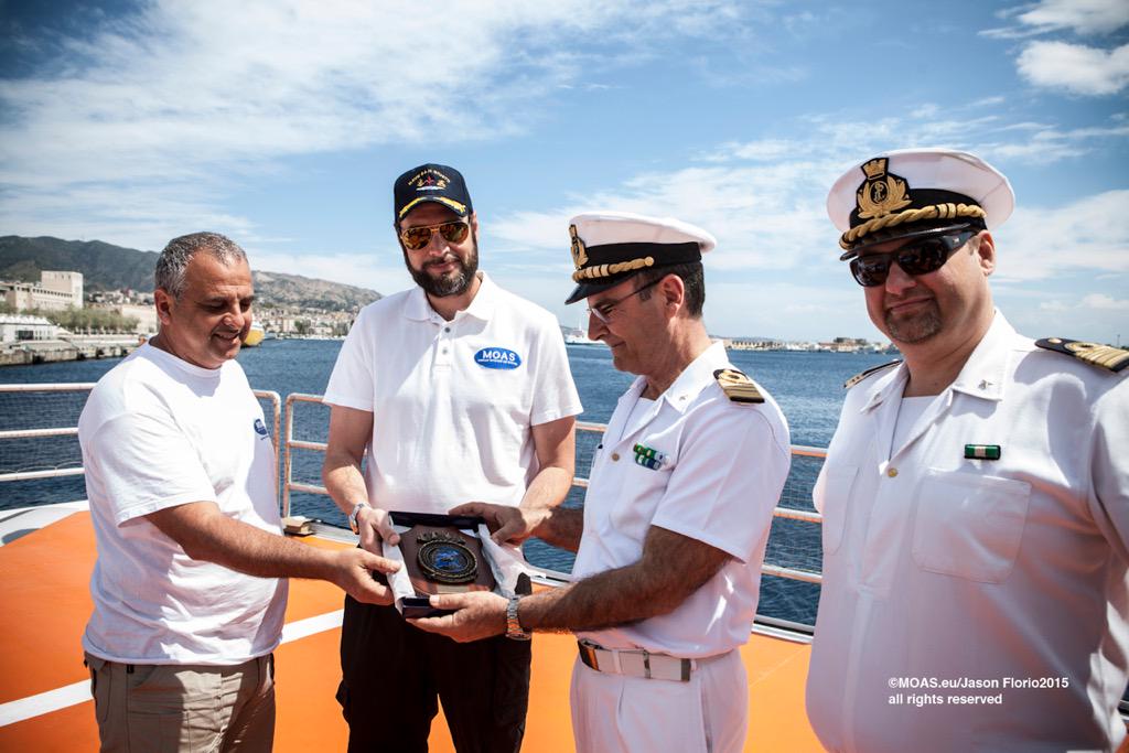 ReginaCatrambon's tweet photo. Grazie #CapitaneriadiPortoMessina da tutti noi del #MOAS_eu 👍👍👍👍 http://t.co/cwsLW1fFlf