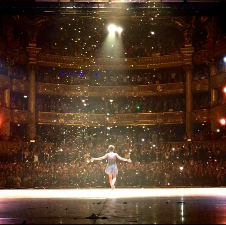 operadeparis's tweet photo. #AurelieDupont fait ses adieux à la scène de l'Opéra de Paris. Standing ovation pour cette inoubliable Étoile ! http://t.co/iZnDTswe28