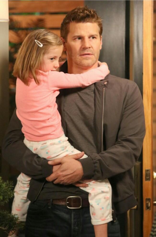 _artismylife's tweet photo. What is this?! I want next week's episode already. #Booth #Christine #MiniBooth #Bones http://t.co/vMoqJlQ73R