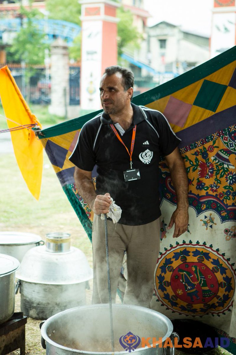 Khalsa_Aid's tweet photo. #NepalEarthquake -KA continue to provide hot meals to 000's of victims http://t.co/Dh2Pwv2D63 @RaviSinghKA @balsandhu http://t.co/qA4cz5e55d