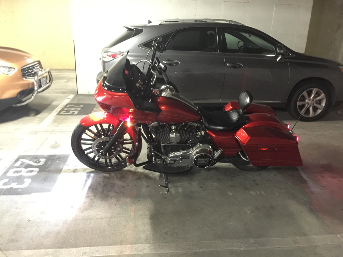 bayareapro's tweet photo. Coming along! #roadglide #bigwheelbagger #bagger #pickard @ProgressiveSusp #monotubes @Smt_MachiningCo #DirtyDeeds http://t.co/8G7XKbaMWy