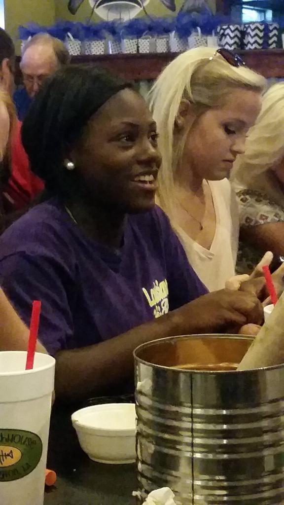 BaileyTucker2's tweet photo. SPOTTED: Jada eating crawfish http://t.co/CxpZKUBpkN