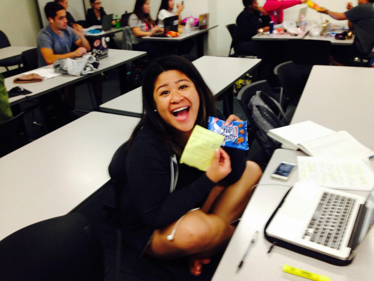 gratefullkate's tweet image. Snacks = Happy Hornets!  Keep up the studying! #finalsfairies #sacstate #finalsweek