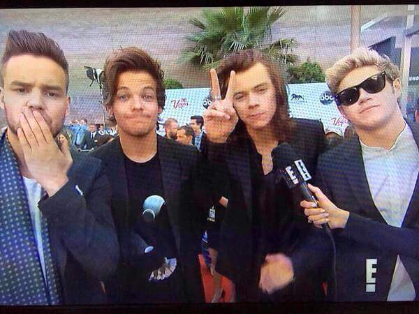 Memox_1D's tweet photo. Them want kill me :'( :'( ♥ you guys look so hot  @Louis_Tomlinson  @NiallOfficial  @Real_Liam_Payne  @Harry_Styles http://t.co/iYhcPoUjDH