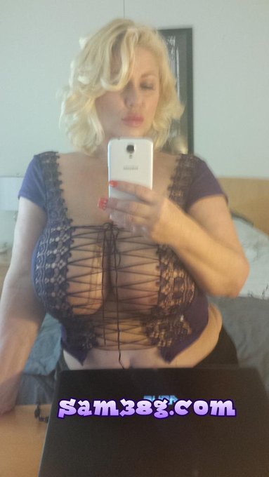 #mirrormonday #livecam #camgirltweet http://t.co/WStNC2hAG7 #golddigger #milf #bustygirl  #cleavage #bbw