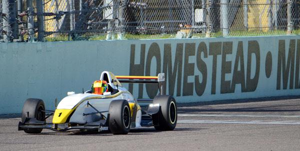 carrerasenvivo's tweet image. @LATAMF2000 abrió temporada en @HomesteadMiami goo.gl/oXuCbU