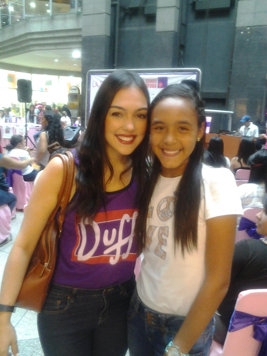 BMostacho's tweet photo. Con @Vanessasuarez6 En el Sambil ccs♡✽, Show de la @MelodiaPerfect http://t.co/IzGU3pcUty