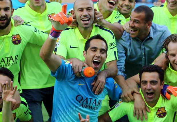T13's tweet photo. #UnApodoParaClaudio: ¿Qué sobrenombre le pondrías a Claudio Bravo? Mira estas propuestas » http://t.co/lsmzcsd0Cp http://t.co/PPfCyBZ9g3