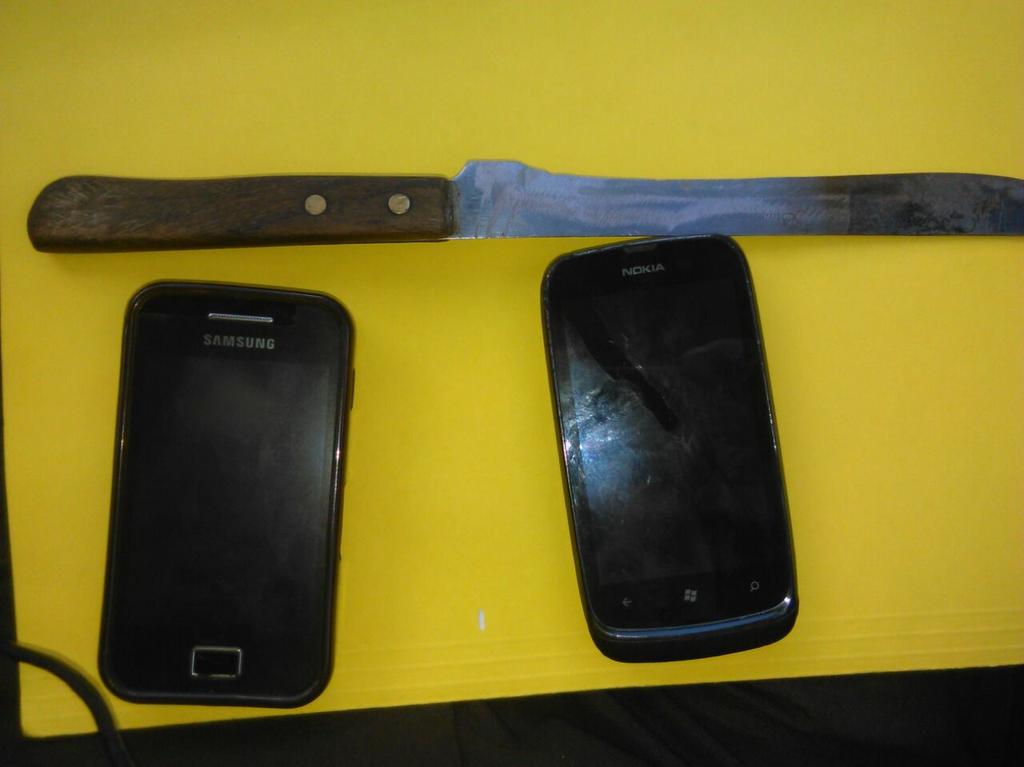 PoliciaEcuador's tweet photo. #DistEloyAlfaro #DMQ reporta detención 2 ciudadanos por presunto robo de celulares amenazaban con cuchillo a víctimas http://t.co/q9qn0PkSVG
