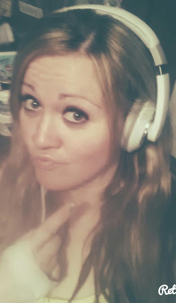 smelkins83's tweet photo. Rocking these baby blue headphones 80's style!  😄 http://t.co/rf0oJauecI