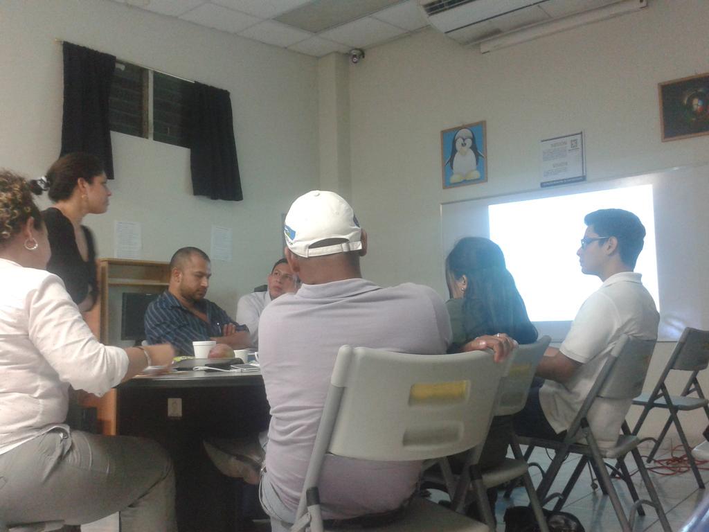 frangaray's tweet photo. En reunión de Junta Directiva del @imj_ss http://t.co/99NMBrqRnv