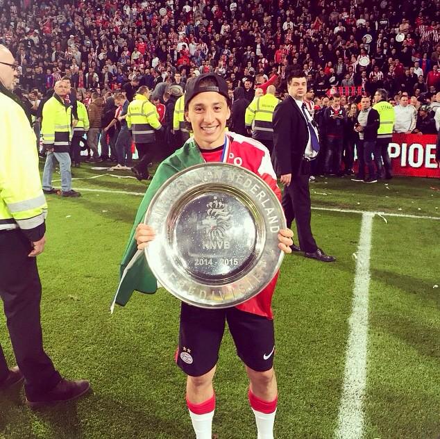 Milenio's tweet photo. #Entérate: Nombran a @AGuardado18 el mejor jugador  de Holanda http://t.co/8nKEon5K7i (vía @laaficion) http://t.co/QzrYHKpm3V