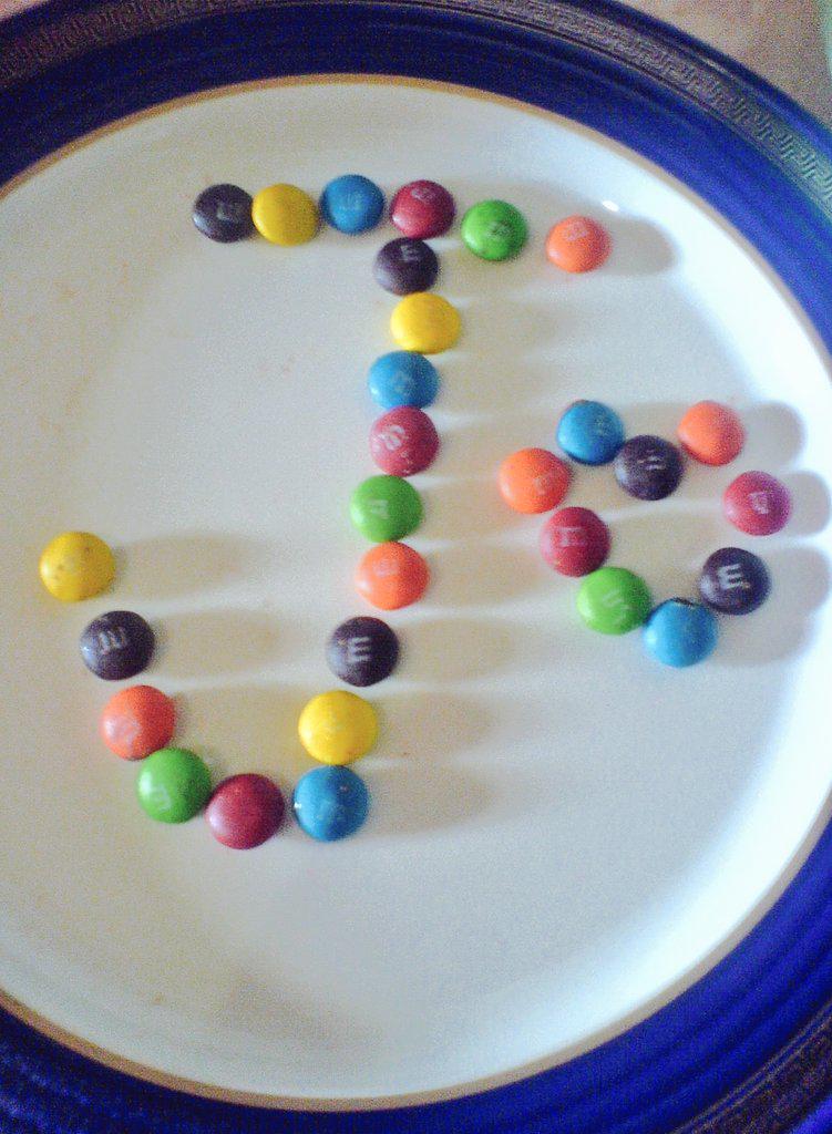 jelynsnfrncsc's tweet photo. Dahilan kung bakit masakit ang lalamunan 🔫🔫 #m&amp;m's #chclt http://t.co/xKumHBKULE