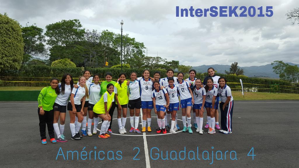 ProfeKeren's tweet photo. Rivales en la cancha, una gran familia internacional fuera del terreno de juego. #InterSEK2015 http://t.co/LBn2sQsv8M