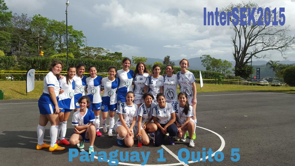 ProfeKeren's tweet photo. Rivales en la cancha, una gran familia internacional fuera del terreno de juego. #InterSEK2015 http://t.co/LBn2sQsv8M