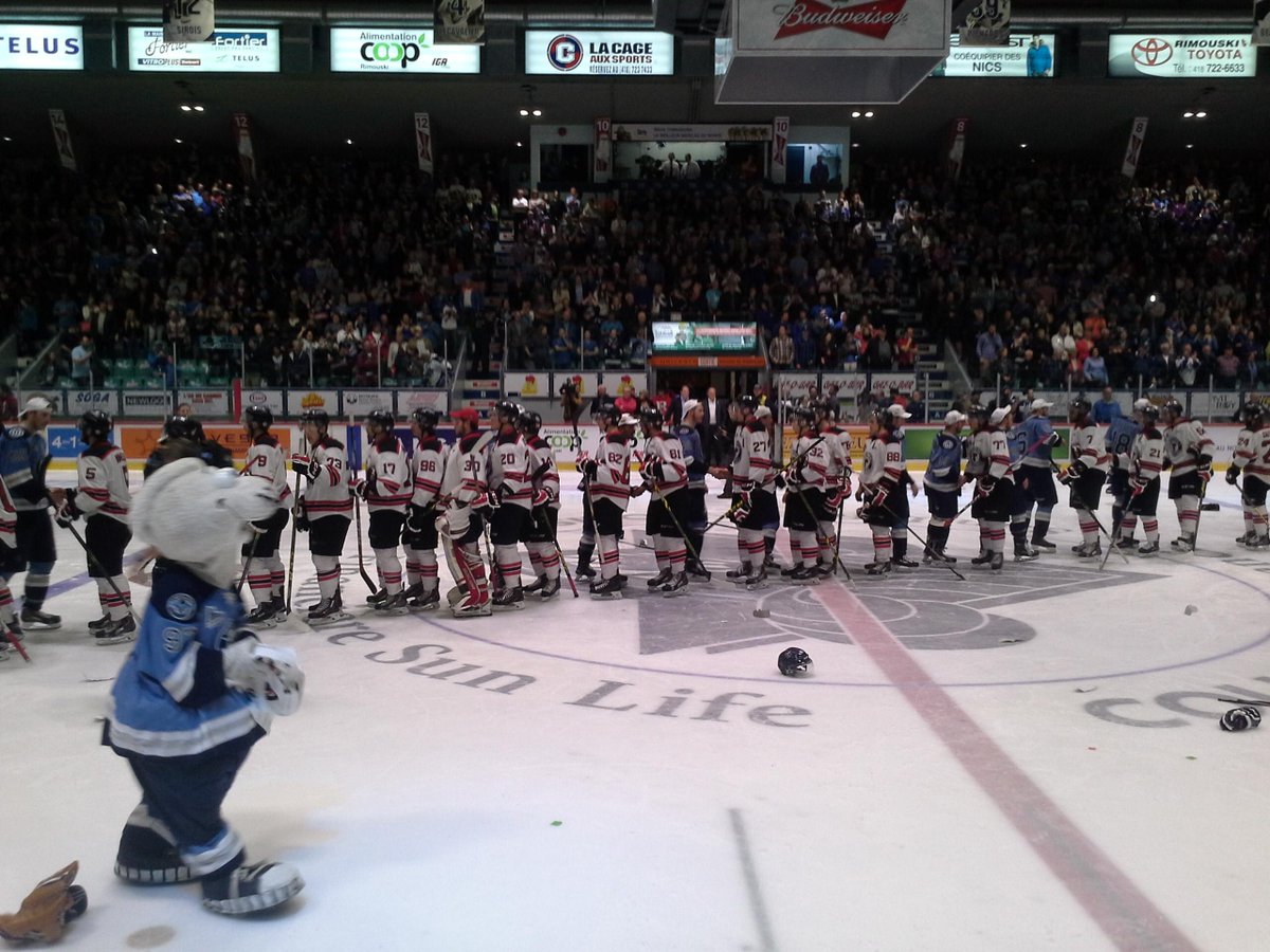oceanicrimouski's tweet photo. La traditionnelle poignée de mains! Voici vos champions 2014-15 #gonicsgo http://t.co/05q0yQpuT2