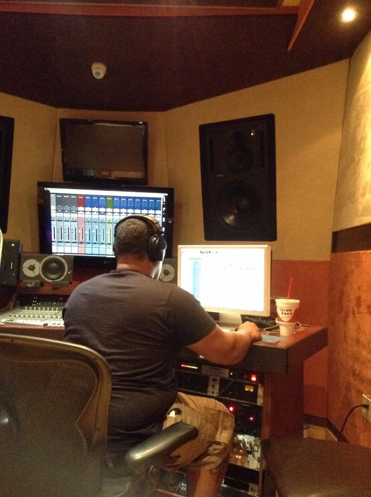 TeenearR's tweet photo. Still in the studio working on some great things for the #tbirdnation #tbirs #homeofthehits #hour10 #snsrecords http://t.co/QrTTOtVxWx