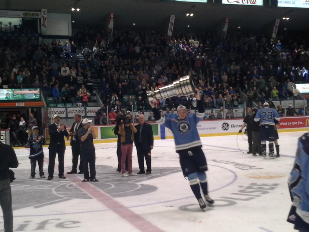 oceanicrimouski's tweet photo. Champions 2015!!!! #gonicsgo http://t.co/mMpIS1oYTy