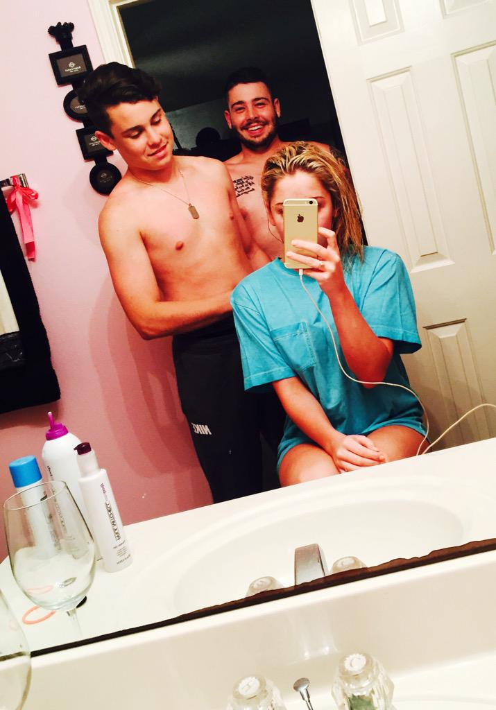 PhoenixFregia's tweet photo. 1 brother brings me wine while the other blow-drys my hair! #theLife #theirQueen http://t.co/gipsZhanyO