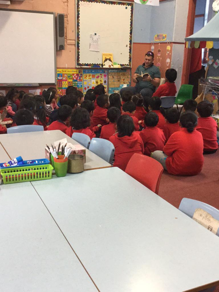 kindybluecps's tweet photo. @KindyPurpleCPS @CampsiePS students in kindy blue and purple enjoy shared reading with Mr Wilson!! http://t.co/GW1Q4DyyLE