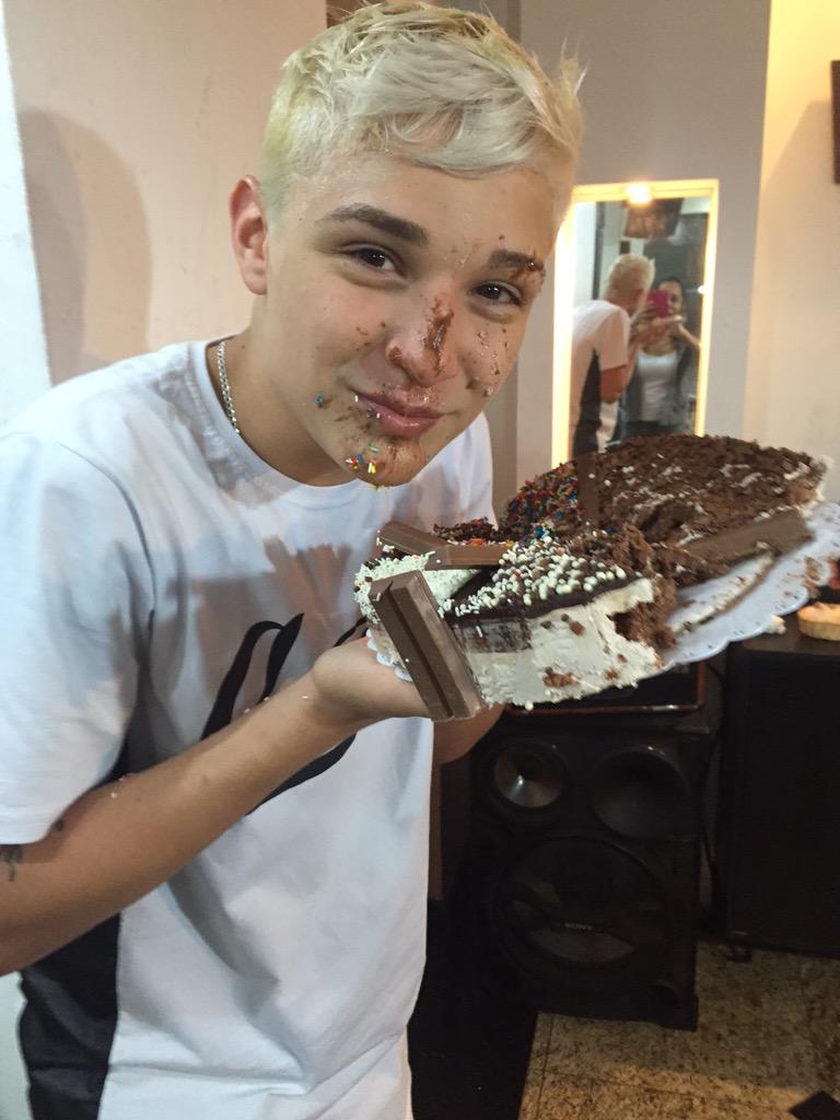 mcgui_oficial's tweet photo. Obrigado a todos que estão mandando mensagem, postagens, estou tentando ver todos! #BdayMcGui amo vocês 💙 http://t.co/1imMo9iUuj