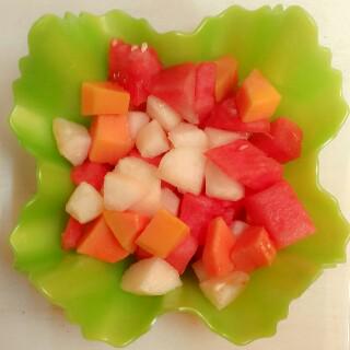 ichasyf's tweet photo. fruit salad time =g http://t.co/FgQFZRTjRn