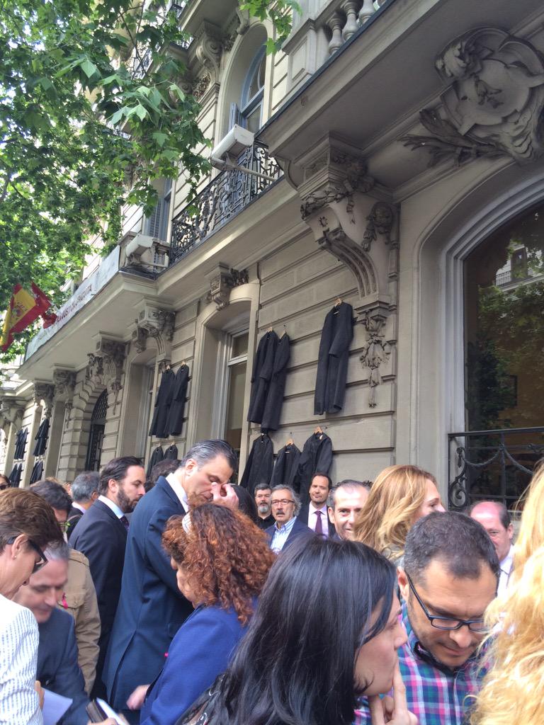 Abogacia_es's tweet photo. #ColgamosTogasNoTusDerechos, @icam_es en defensa TO http://t.co/cE4J4rWHaC