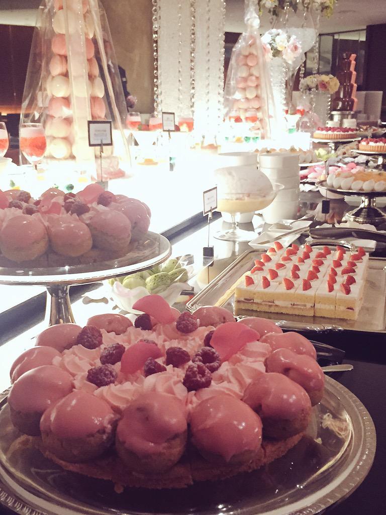 ヒルトン東京 公式 本日から始まりました新スイーツビュッフェ 恋するプリンセス とにかくキラキラしてて素敵な空間 まるで宝石箱 ファンタジックなこの世界観 ますます来たくなったでしょ ヒルトン東京 甘党中村 スイーツ Http