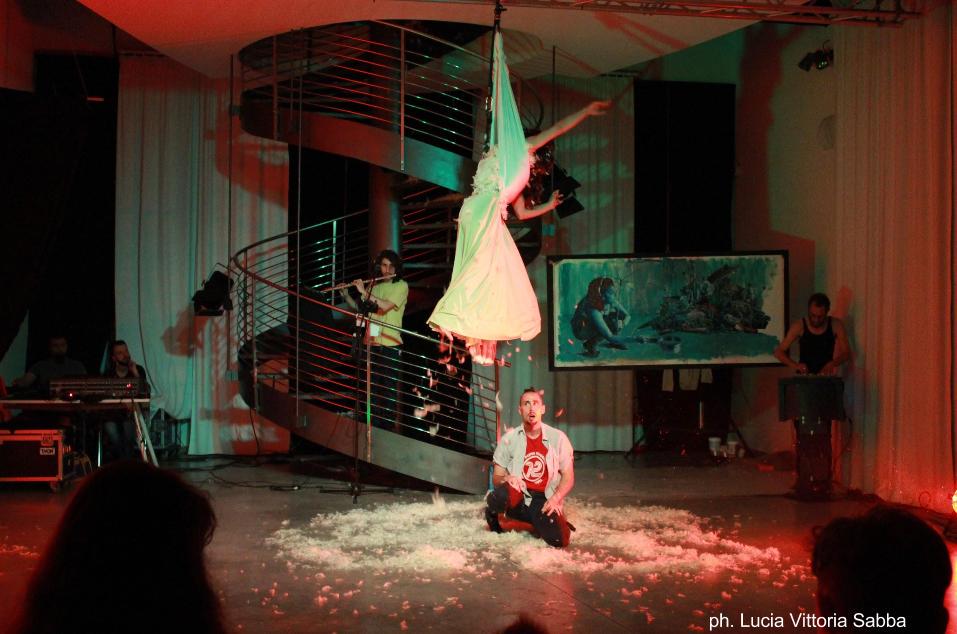 ApuliaFringe's tweet photo. #luci #colori #corpi #voce, questo è il #teatro dell'#apuliafringe! Gli #artisti ti aspettano #stasera ad #andria http://t.co/oL0O0dzHMR