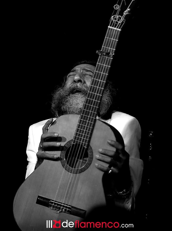 deflamenco_com's tweet photo. Que nadie vaya a llorar
el día qu yo me muera
Es más hermoso cantar
aunque se cante con pena http://t.co/p070RnQknt http://t.co/kWW8XxjzDD