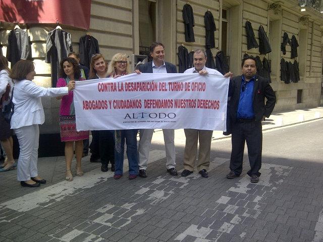lamiradatuerta's tweet photo. Ciudadanos!! #ColgamosTogasNoTusDerechos #TurnoDeOficioSOS http://t.co/EekNuB3a2u