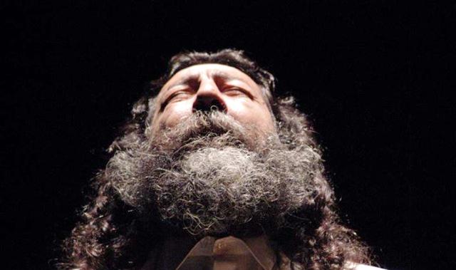 Que nadie baya a yorar es más hermoso cantar aunque se cante con pena..........descansa en paz tío Manuel