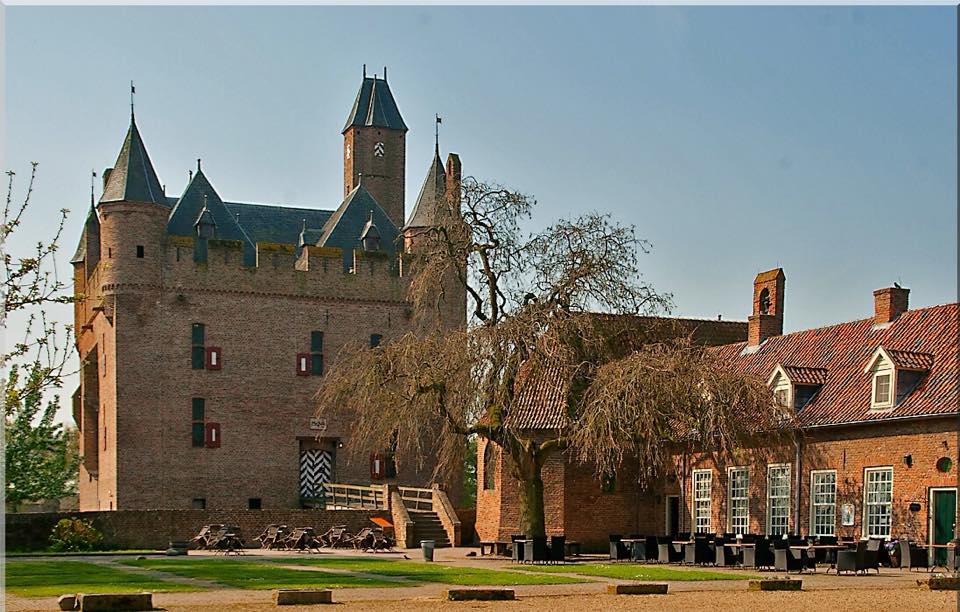 dedoornenburger's tweet photo. 7 Augustus staat #doornenburg opzekoppie @Kasteel_Dburg http://t.co/r3WUL3YkGI @zomeringld #zinin @SchutterijDburg http://t.co/FsxsWiZJ9g