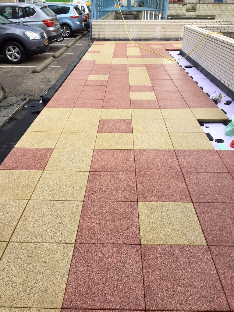 Rooflogix's tweet photo. #renovatie #Amsterdam. Luxe deklaag tegels op de nieuwe RCXL vaste drager.
Vragen? #ROOFLOGIX beantwoordt ze graag... http://t.co/yPjXi5J37T