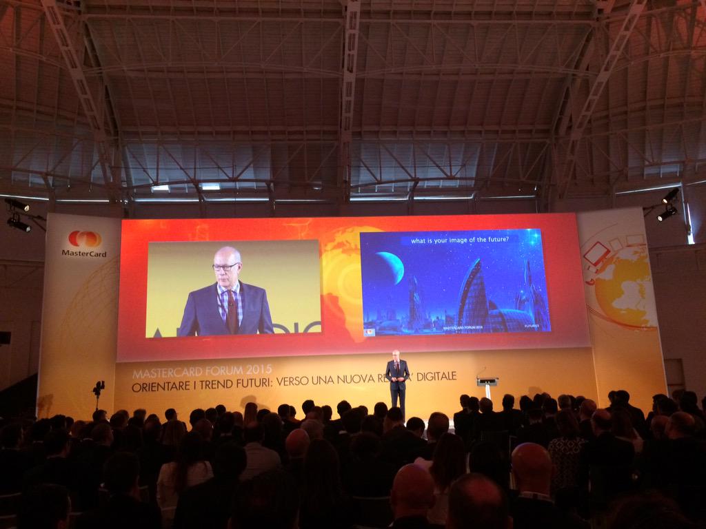 MastercardIT's tweet photo. #MasterCardForum2015 Una lezione sul Futuro con @GlenHiemstra Fondatore di http://t.co/iRB32pBcOE http://t.co/LvWpHlAbLe