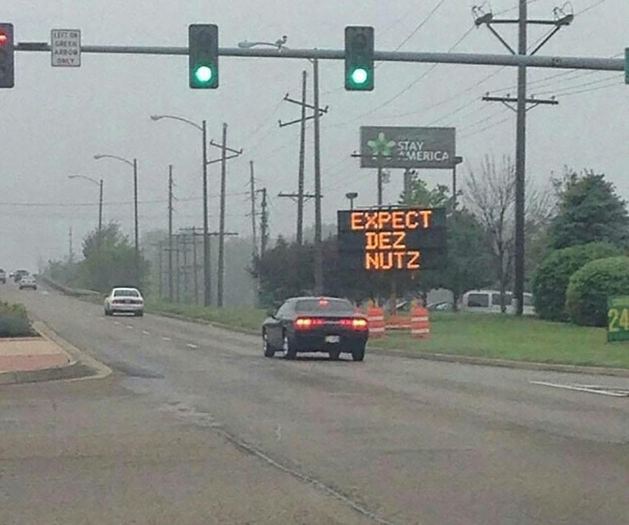 tjamesjr1's tweet image. Deez... 😂😂😂 #constructionproblens #signproblems #Deeznutz