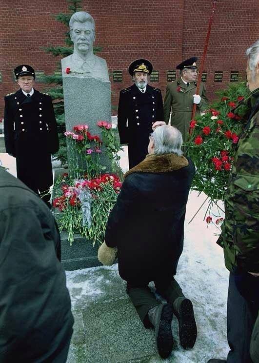 serzzzE's tweet photo. RT @Narrsharab: Стaлин pазрешил рacстреливать дeтей с 12 лeт. http://t.co/wyuMEer5us