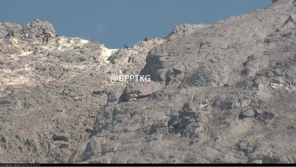 12.15 Tim evakuasi korban di kawah #Merapi saat ini masih bekerja di puncak #Merapi, semoga diberikan kelancaran